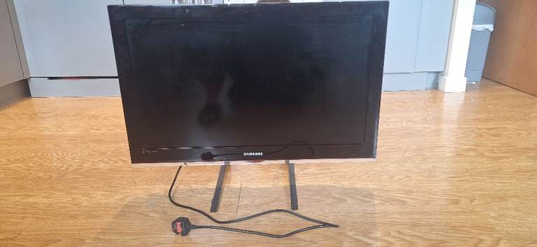 LCD Television Samsung TV LE32C530F1W with Remote, Stand and Power Cable