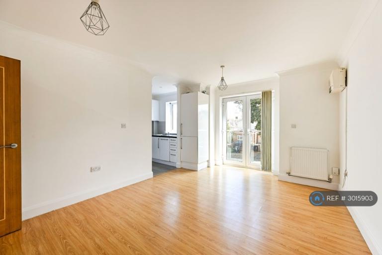 2 bedroom flat in Woodbury Close, Croydon, CR0 (2 bed) (#3015903)