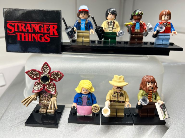Lego 75810 stranger things upside down set 8 figures instructions box RARE RETIRED