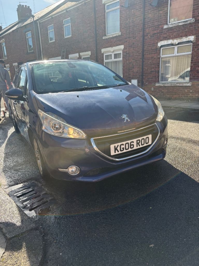 64 plate Peugeot 208 