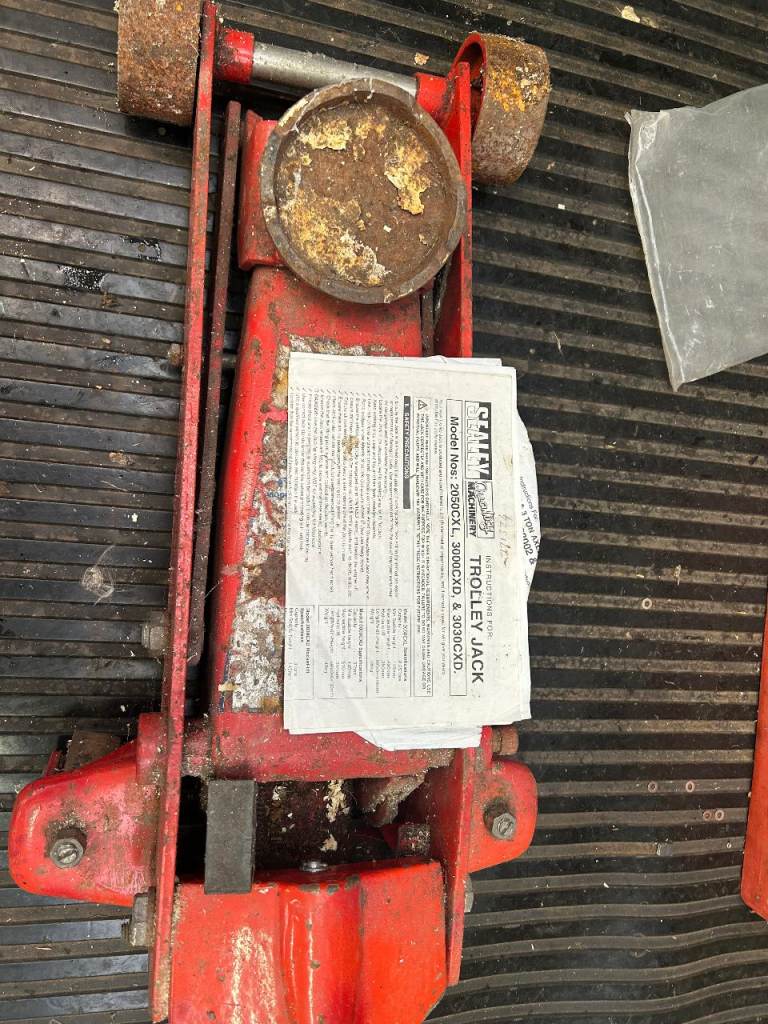 Sealey Hydraulic Trolley Jack – Heavy Duty Workshop Jack