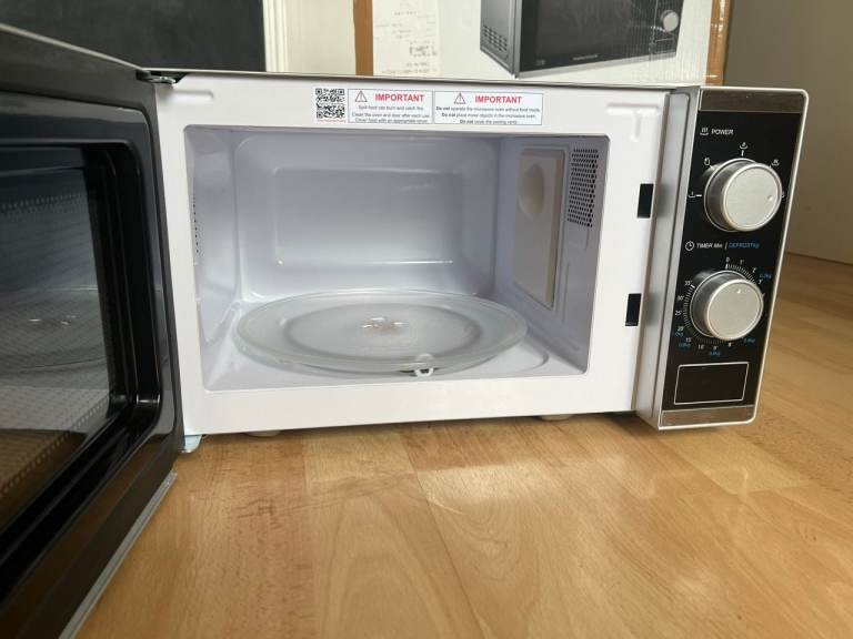 Like New 20L 800W Morphy Richards Solo Standard Microwave - Silver