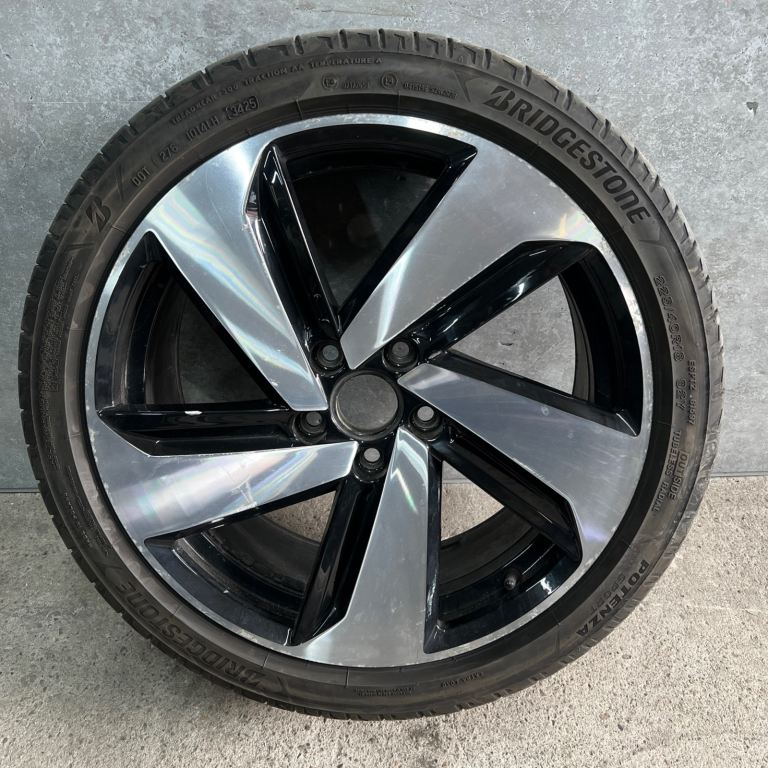 GENUINE VOLKSWAGEN GOLF GTI ALLOY WHEEL + MICHELIN 225/45 ZR 18 TYRE 5G0601025CN