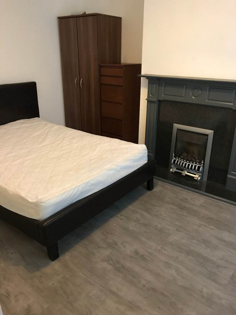 Large double room with own bathroom in Farnworth