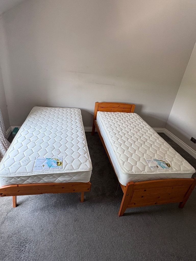 Dreams Single Wooden Bed with underneath Pull-Out Guest Bed & 2 single Mattress Very good condition 