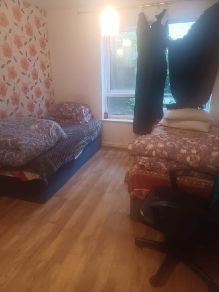 Double bedroom available for rent  in cheethamhill sharing with a muslim girl