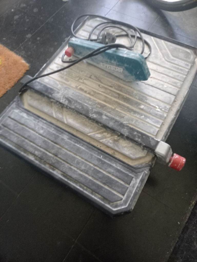 Electric powered tile cutter Erbauer