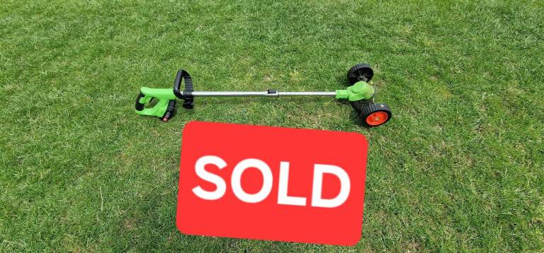 Battery garden strimmer