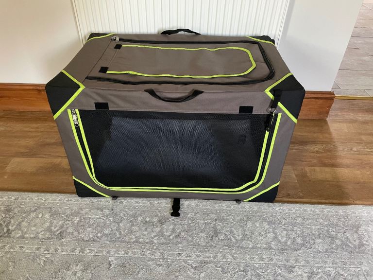 Cheeko medium fabric animal crate including storage bag.  