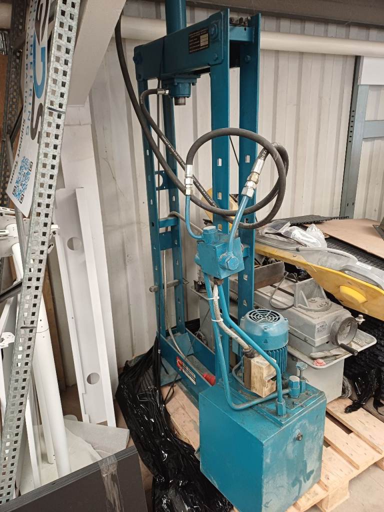 Ravaglioli hydraulic bench press