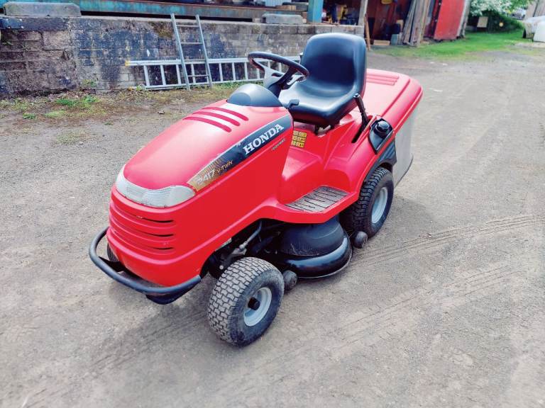 Honda 2417 V-Twin Hydrostatic Ride On Lawnmower 