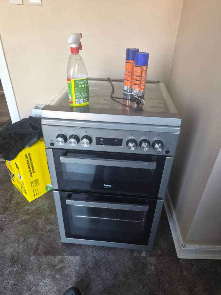 Gas cooke fuller working order apart from spring on glass lid needs replaced i left the lid up 
