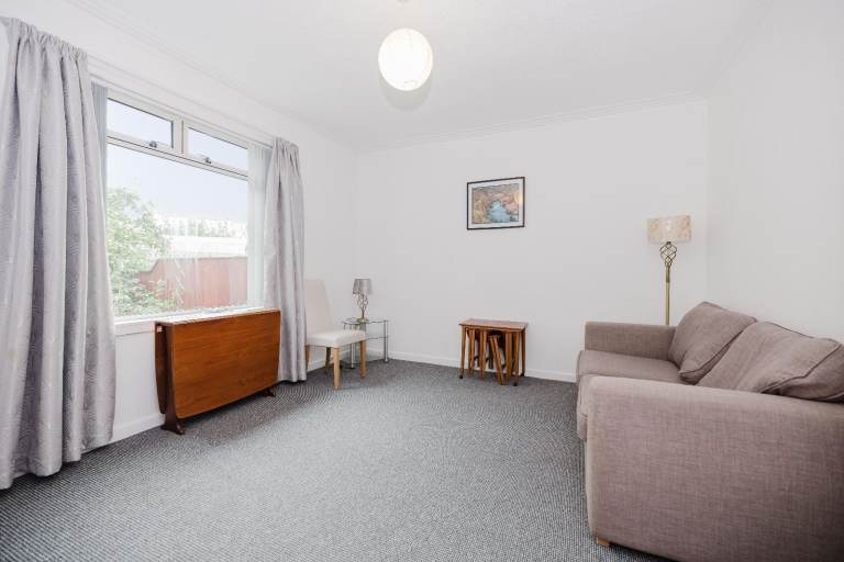 Beautiful, 2 bedroom bungalow with private gardens and driveway, near the Jewel – available NOW