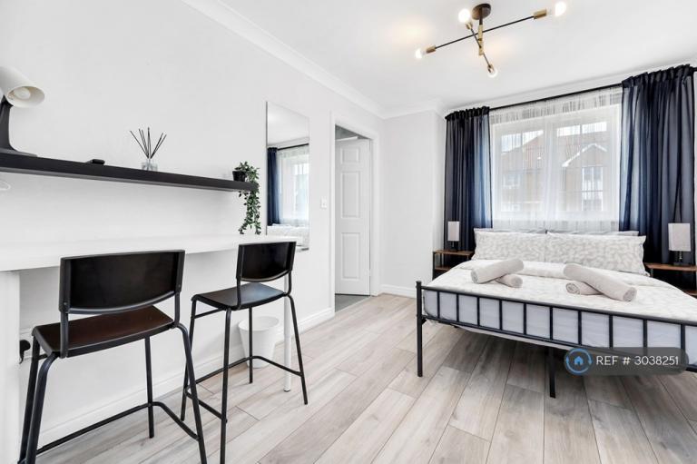 1 bedroom in South Road, London, SW19 (#3038251)