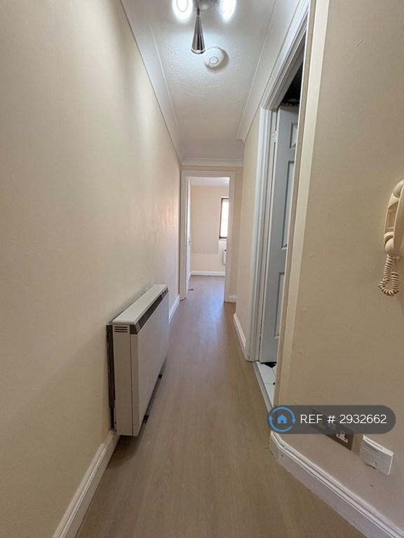 2 bedroom flat in Regents Court, Newbury, RG14 (2 bed) (#2932662)