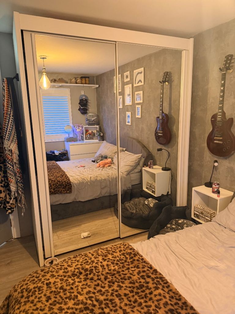 Double mirrored wardrobe 