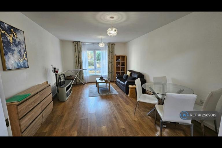 2 bedroom flat in The Meridian, Reading, RG1 (2 bed) (#2989019)
