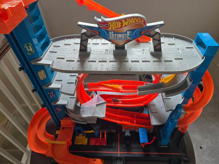 Hot Wheels Ultimate Garage Playset - Multi-Level Car Park Fun