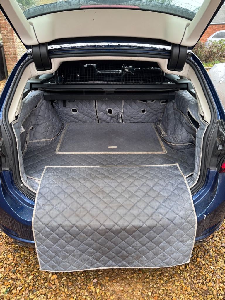 BMW 330e Fitted Padded Boot Liner 