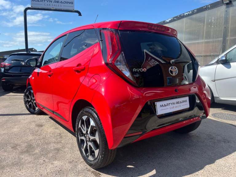 TOYOTA AYGO 1.0 VVT-i x-trend in Super Red 2021