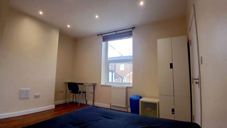 ST6/Tunstall. Double + Ensuite + Fridge + Smart TV. Inc all bills