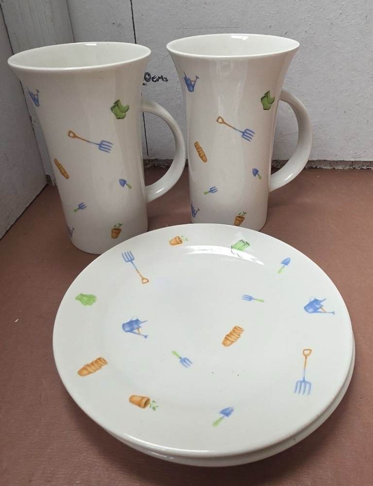 2 x Gardener's Large Latte Mugs 3/4pt capacity with 2 x Cake Plates 