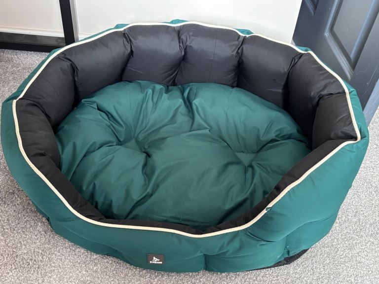 Large 3 Peaks Dog Bed - As Good As New