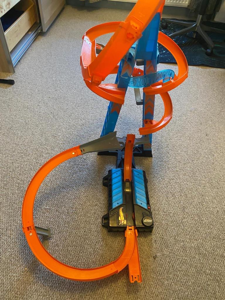 Hot Wheels sky crash tower track