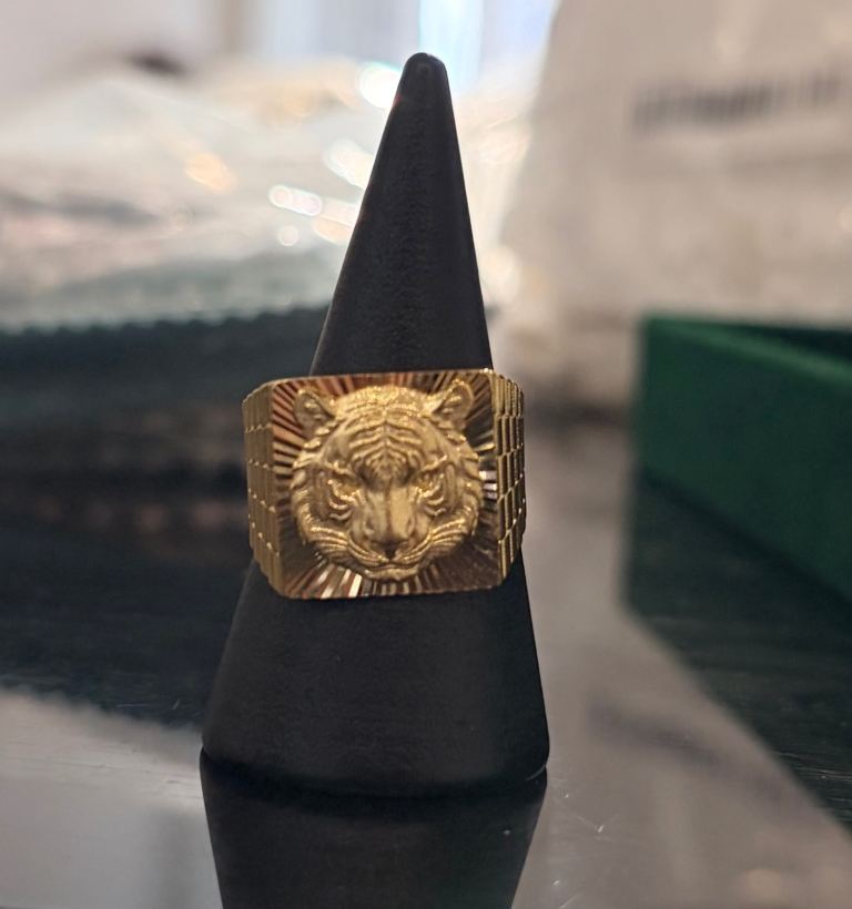 Real 18K Gold Lion ring size Q/8 unisex 3.4g