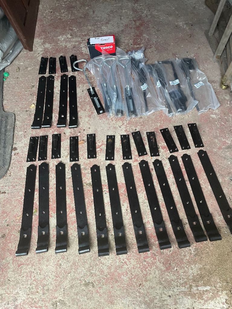 Hinges for garage doors 