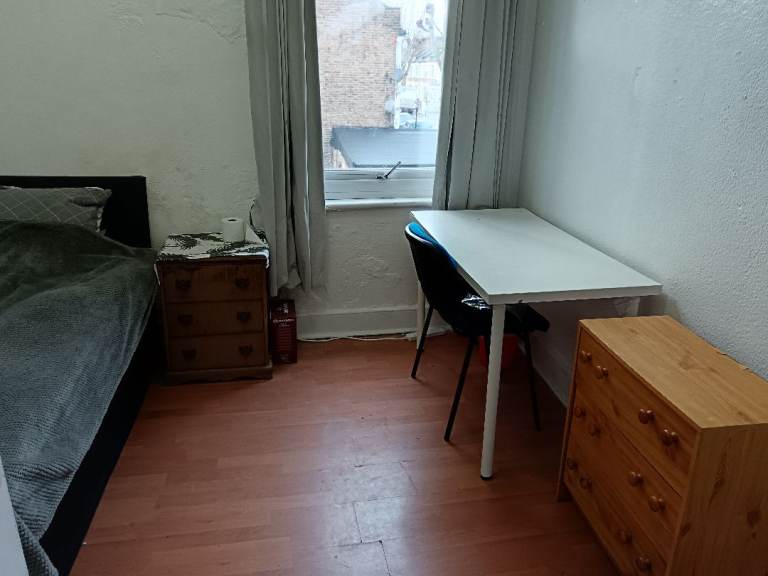 double/large single room to let @ E13 9DA all bills inclusive available for long/short term zone 3