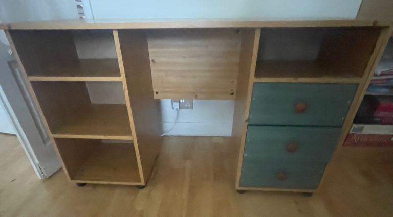 Desk - pine look with drawers 