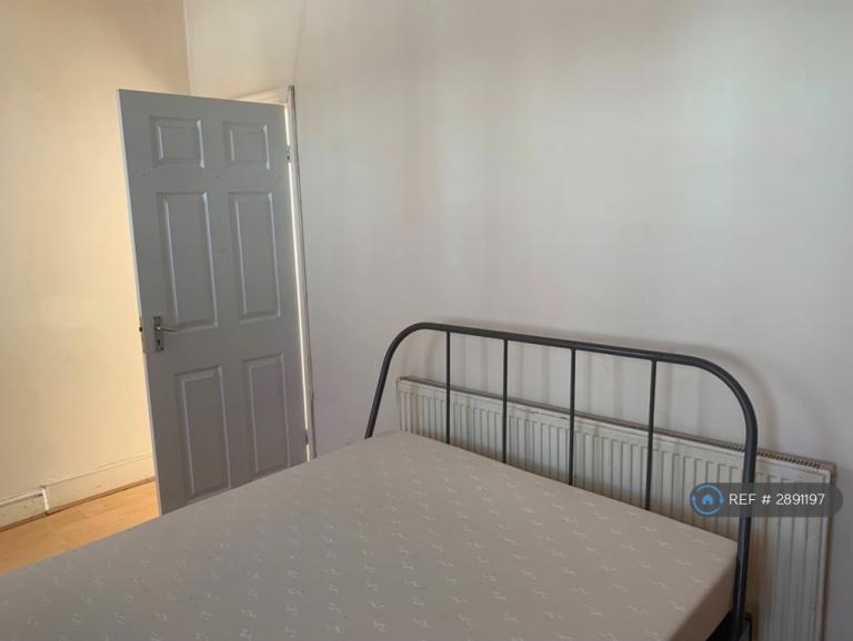 4 bedroom house in Kingsley Road, Hounslow, TW3 (4 bed) (#2891197)