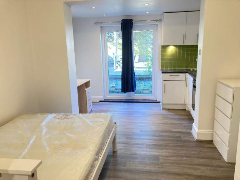 Studio Flat West Kensington Garden Includes Bills Very Near Tube Bus Shops