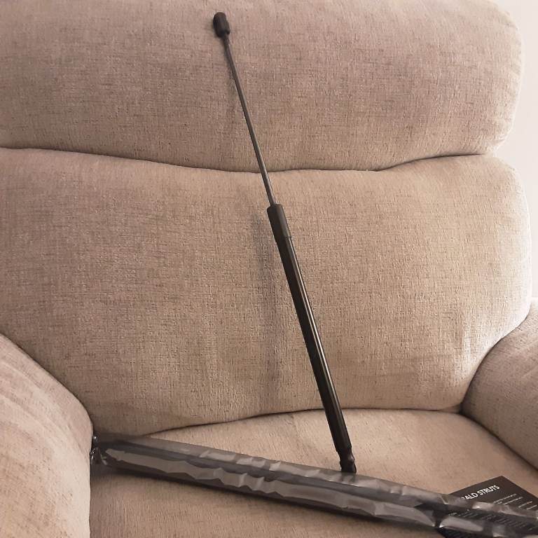 Ford Fiesta MK7 automatic boot struts