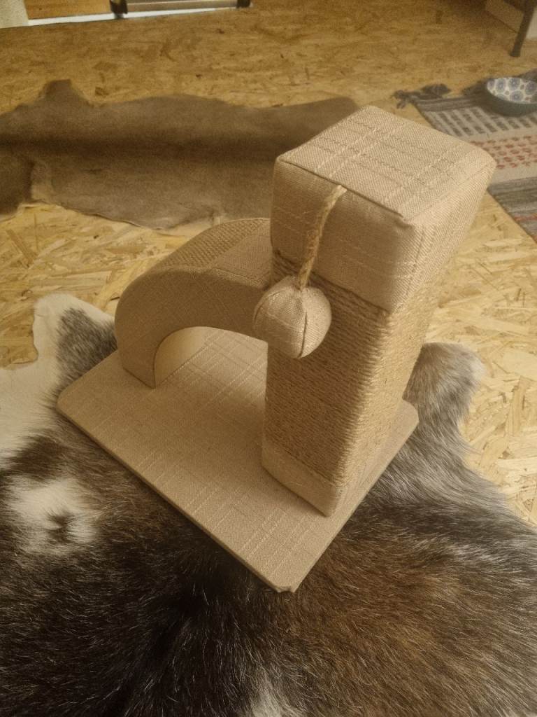 Small cat scratching post