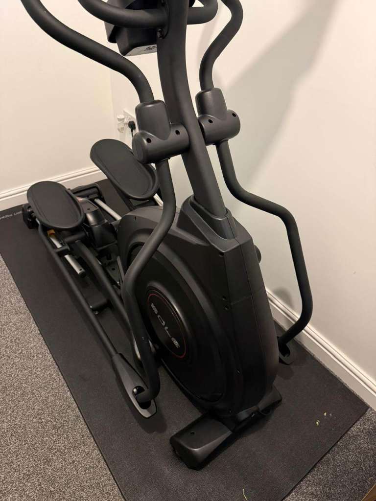 SOLE E25 Elliptical Cross Trainer – Less Than 3 Hours’ Use