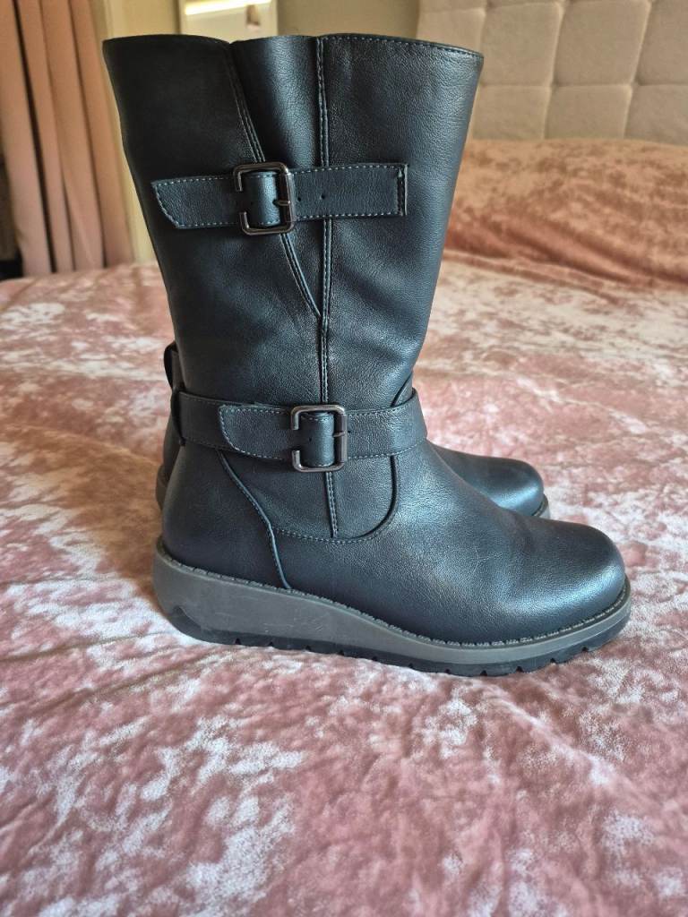 Hush puppies and pavers boots size 6
