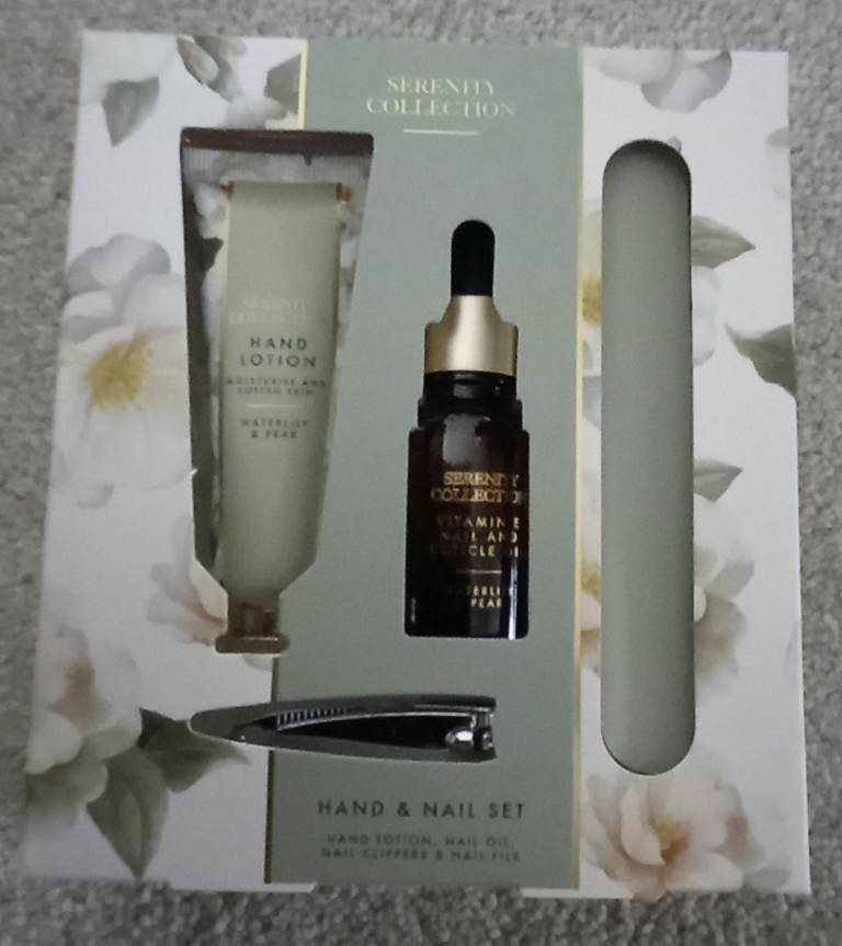 Serenity Collection Waterlily and Pear Hand and Nail Set
