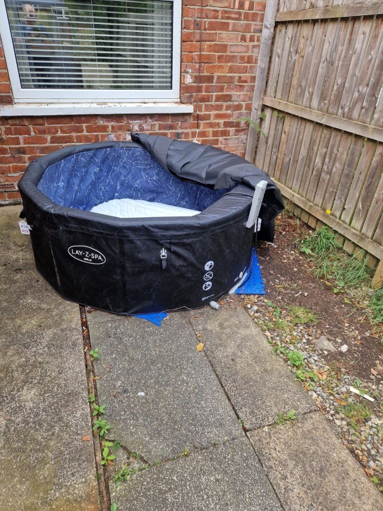 Lay-Z-Spa Oslo AirJet Hot Tub – Good Condition