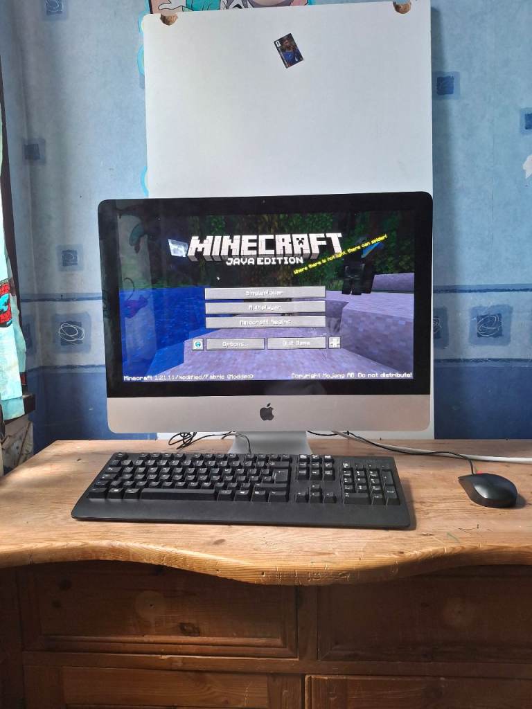 Apple iMac Desktop PC with Keyboard and Mouse – Good Condition