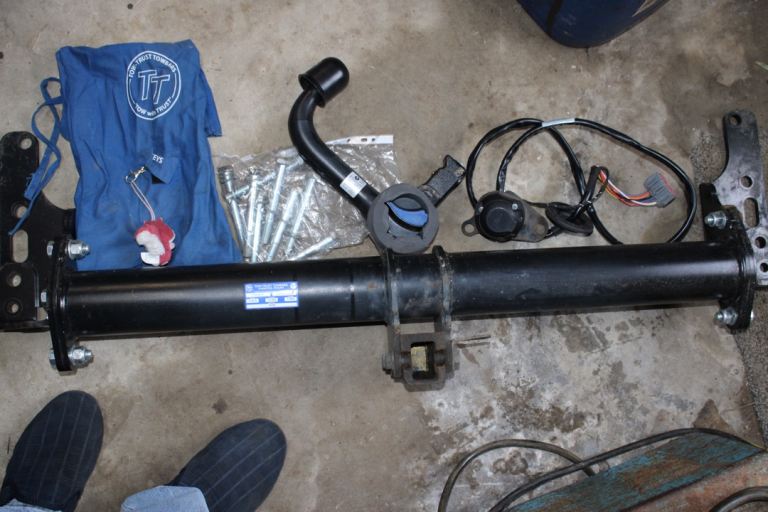 detachable ball hitch tow bar