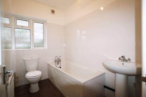 Single room to let. AVAILABE NOW. All bills and WiFi included. Beeston