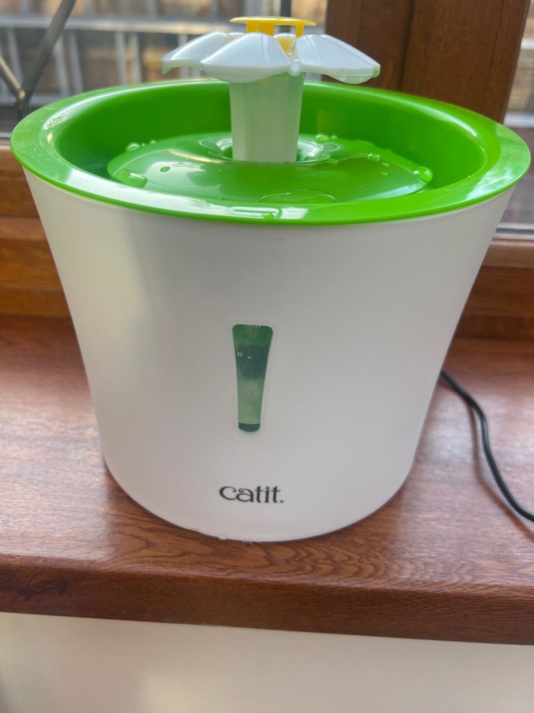 Cat water fountain, catIT brand large water capacity