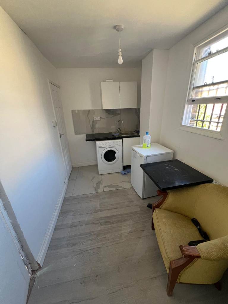 Huge Studio Flat next to Raynes Park Station, Wimbledon | All Bills Included
