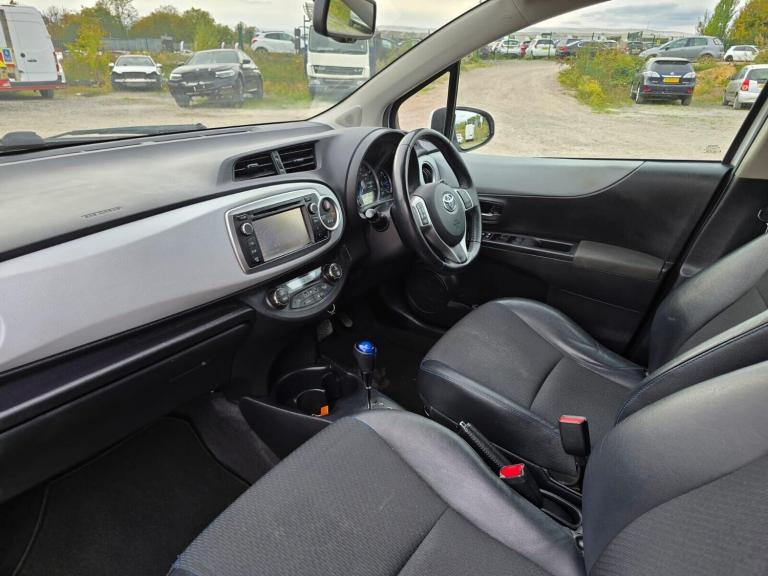 2014 Toyota Yaris 1.5 VVT-h Trend Hatchback 5dr Petrol Hybrid CVT Euro 5 (101 ps) Hatchback Hybri...