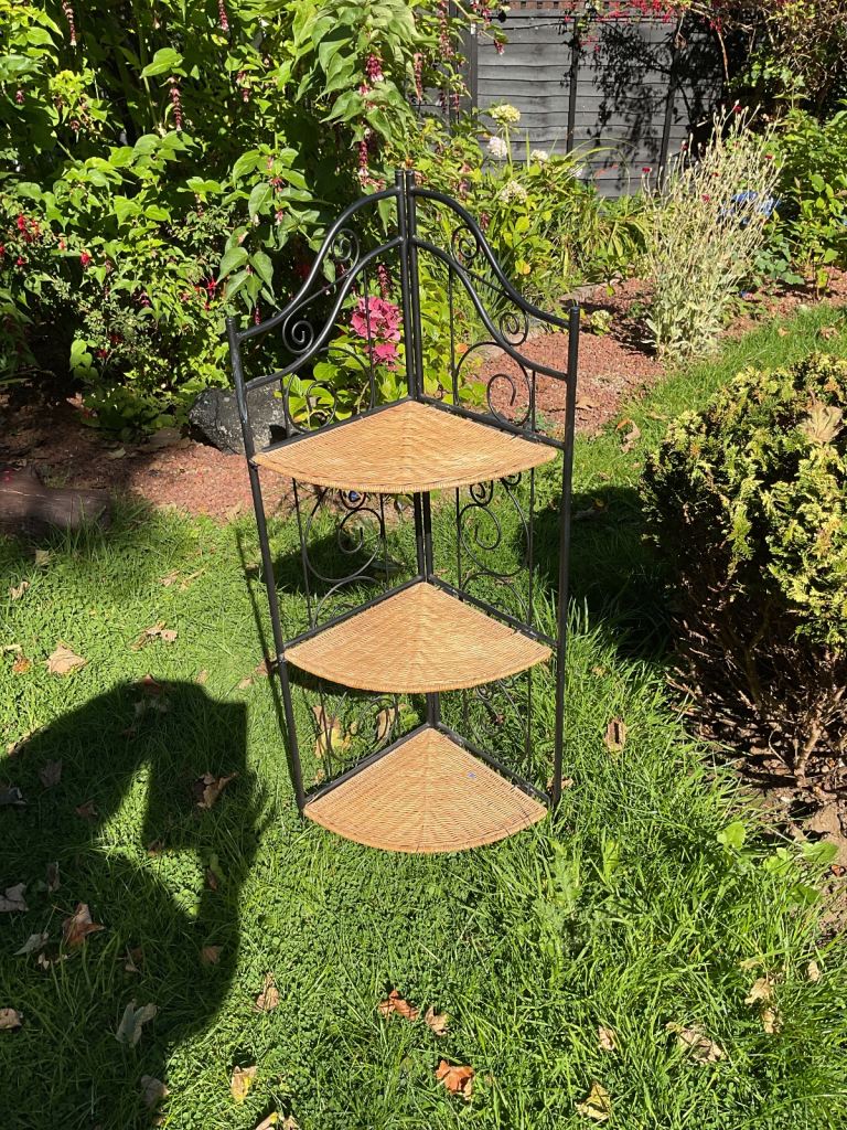 Plant stand 🌻🐝