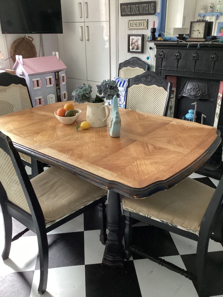 Dining Table with chairs ( 4 ) 
