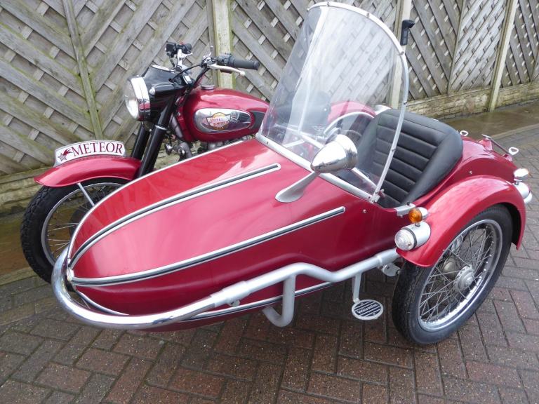 ROYAL ENFIELD SUPER METEOR 700 WITH WATSONIAN SIDE CAR 1954 VERY CLASSIC LOOK
