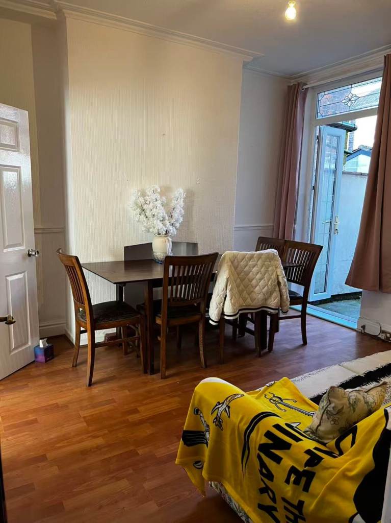 Sunny house directly rented by landlord near UOL